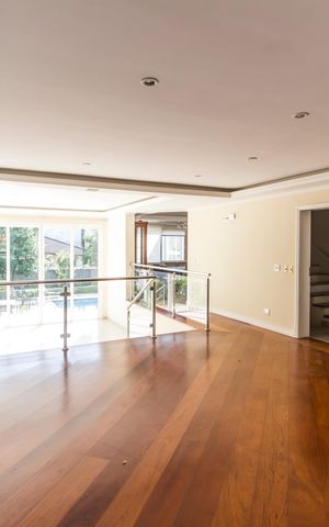 Casa de condomínio à venda com 600m², 4 quartos e 9 vagas Casa de condomínio à venda com 600m², 4 quartos e 9 vagasSala