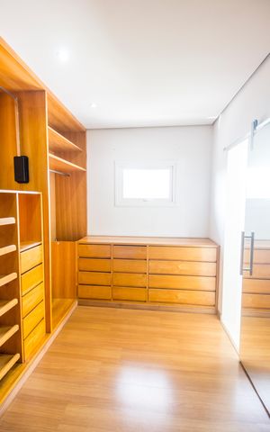 Casa de condomínio à venda com 600m², 4 quartos e 9 vagas Casa de condomínio à venda com 600m², 4 quartos e 9 vagasCloset da suíte