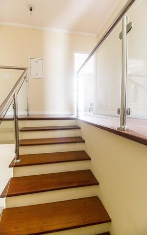 Casa de condomínio à venda com 600m², 4 quartos e 9 vagas Casa de condomínio à venda com 600m², 4 quartos e 9 vagasEscada