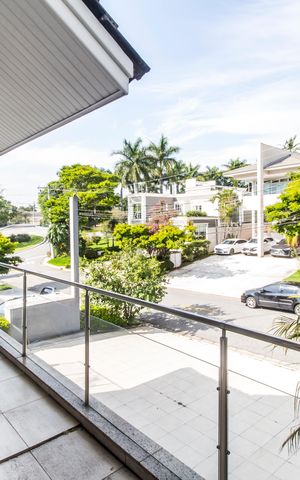 Casa de condomínio à venda com 600m², 4 quartos e 9 vagas Casa de condomínio à venda com 600m², 4 quartos e 9 vagasVaranda
