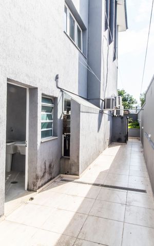 Casa de condomínio à venda com 600m², 4 quartos e 9 vagas Casa de condomínio à venda com 600m², 4 quartos e 9 vagasCorredor