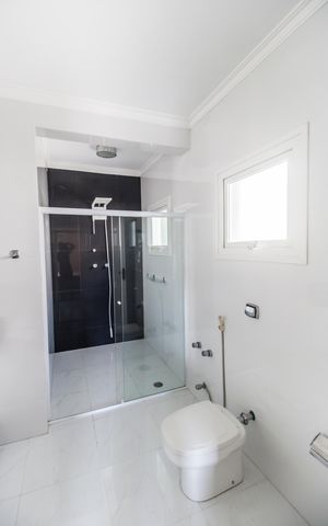 Casa de condomínio à venda com 600m², 4 quartos e 9 vagas Casa de condomínio à venda com 600m², 4 quartos e 9 vagasBanheiro da Suíte
