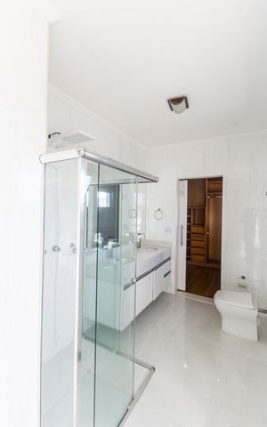 Casa de condomínio à venda com 600m², 4 quartos e 9 vagas Casa de condomínio à venda com 600m², 4 quartos e 9 vagasBanheiro da Suíte