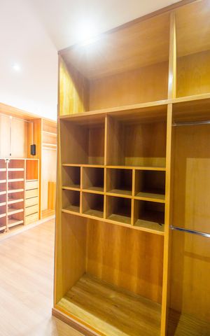 Casa de condomínio à venda com 600m², 4 quartos e 9 vagas Casa de condomínio à venda com 600m², 4 quartos e 9 vagasCloset da suíte