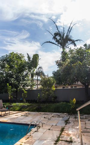 Casa de condomínio à venda com 600m², 4 quartos e 9 vagas Casa de condomínio à venda com 600m², 4 quartos e 9 vagasVista