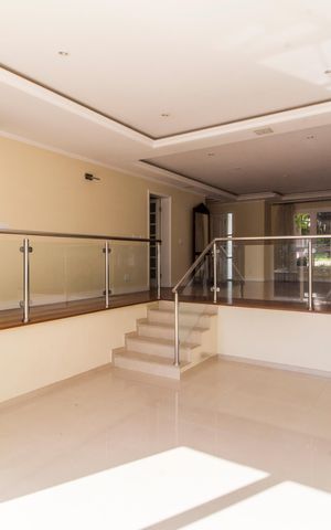 Casa de condomínio à venda com 600m², 4 quartos e 9 vagas Casa de condomínio à venda com 600m², 4 quartos e 9 vagasSala