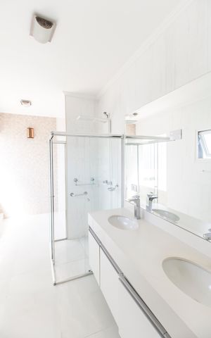 Casa de condomínio à venda com 600m², 4 quartos e 9 vagas Casa de condomínio à venda com 600m², 4 quartos e 9 vagasBanheiro da Suíte