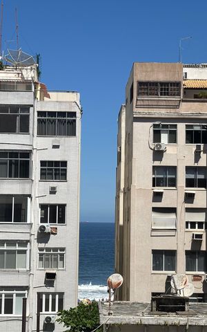 Apartamento à venda com 128m², 2 quartos e 1 vaga Apartamento à venda com 128m², 2 quartos e 1 vagaSuíte - closet - vista para o mar