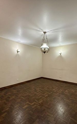 Casa à venda com 170m², 4 quartos e 2 vagas Casa à venda com 170m², 4 quartos e 2 vagasSala