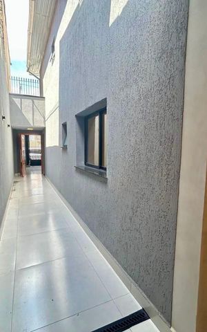 Casa à venda com 134m², 3 quartos e 2 vagas Casa à venda com 134m², 3 quartos e 2 vagasCorredor externo