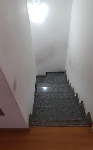 Casa de condomínio à venda com 70m², 2 quartos e 1 vaga Casa de condomínio à venda com 70m², 2 quartos e 1 vagaEscada