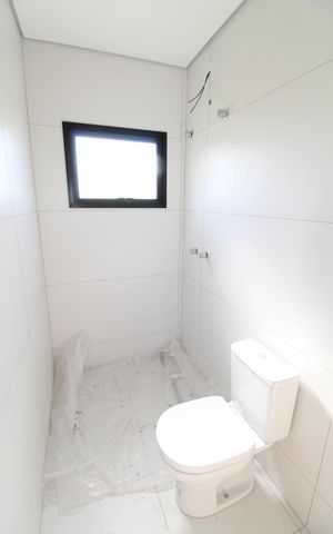 Casa de condomínio para alugar com 250m², 3 quartos e 4 vagasBanheiro da Suíte 2