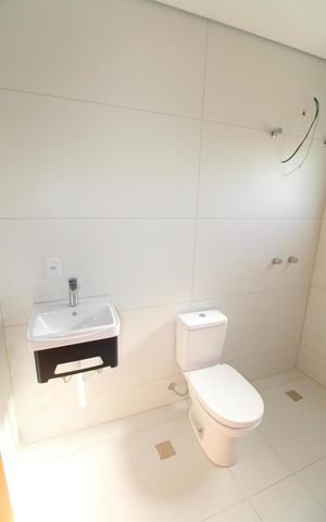 Casa de condomínio para alugar com 250m², 3 quartos e 4 vagasBanheiro da Suíte 1
