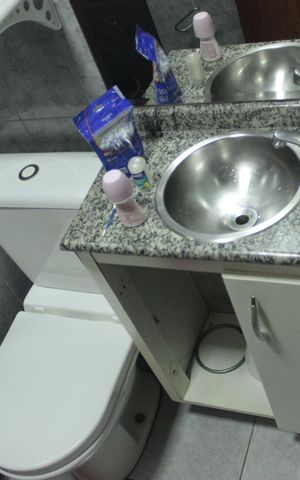 Casa para alugar com 250m², 3 quartos e 8 vagasBanheiro social 