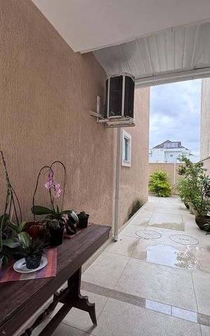 Casa de condomínio à venda com 180m², 4 quartos e 2 vagas Casa de condomínio à venda com 180m², 4 quartos e 2 vagasÁrea externa