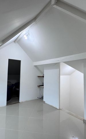 Casa de condomínio à venda com 180m², 4 quartos e 2 vagas Casa de condomínio à venda com 180m², 4 quartos e 2 vagasSótão