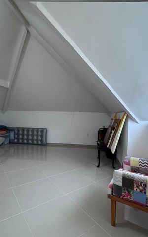 Casa de condomínio à venda com 180m², 4 quartos e 2 vagas Casa de condomínio à venda com 180m², 4 quartos e 2 vagasSótão
