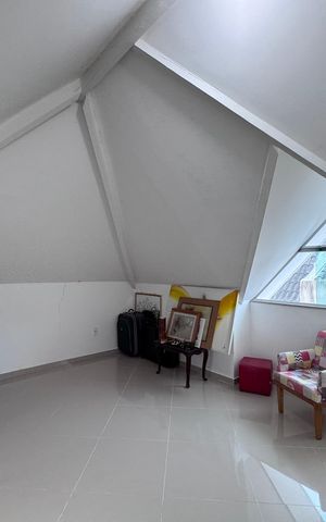 Casa de condomínio à venda com 180m², 4 quartos e 2 vagas Casa de condomínio à venda com 180m², 4 quartos e 2 vagasSótão