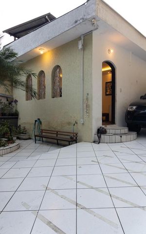 Casa à venda com 150m², 2 quartos e 7 vagas Casa à venda com 150m², 2 quartos e 7 vagasGaragem