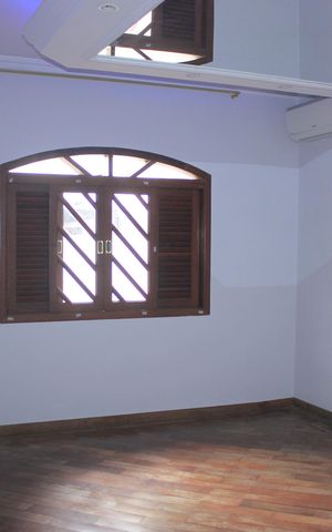 Casa à venda com 278m², 5 quartos e 3 vagasSuíte