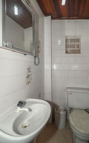 Casa à venda com 350m², 4 quartos e 2 vagasBanheiro 2 Fundos
