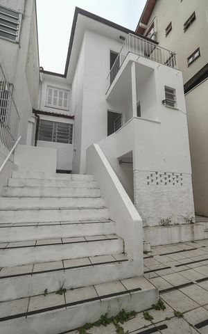 Casa à venda com 350m², 4 quartos e 2 vagasFundos