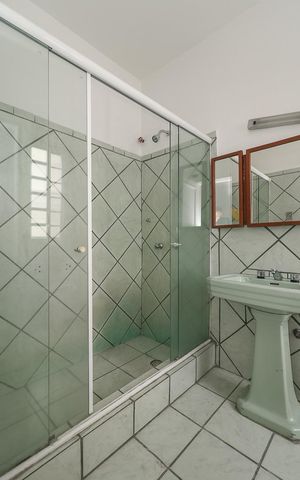 Casa à venda com 350m², 4 quartos e 2 vagasBanheiro