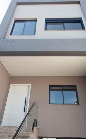 Casa à venda com 300m², 4 quartos e 4 vagas Casa à venda com 300m², 4 quartos e 4 vagasFachada