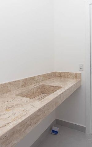 Casa à venda com 300m², 4 quartos e 4 vagas Casa à venda com 300m², 4 quartos e 4 vagasBanheiro da Suíte Americana