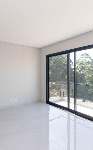 Casa à venda com 300m², 4 quartos e 4 vagas Casa à venda com 300m², 4 quartos e 4 vagasSala