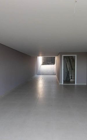 Casa à venda com 300m², 4 quartos e 4 vagas Casa à venda com 300m², 4 quartos e 4 vagasGaragem