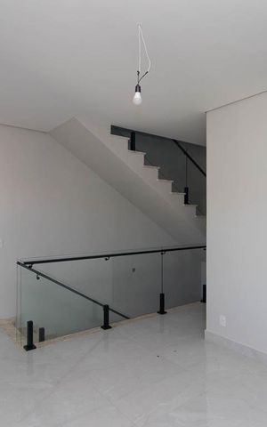 Casa à venda com 300m², 4 quartos e 4 vagas Casa à venda com 300m², 4 quartos e 4 vagasSala de TV