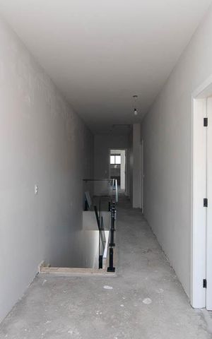 Casa à venda com 300m², 4 quartos e 4 vagas Casa à venda com 300m², 4 quartos e 4 vagasHall da escada