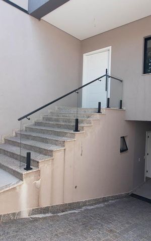 Casa à venda com 300m², 4 quartos e 4 vagas Casa à venda com 300m², 4 quartos e 4 vagasEntrada