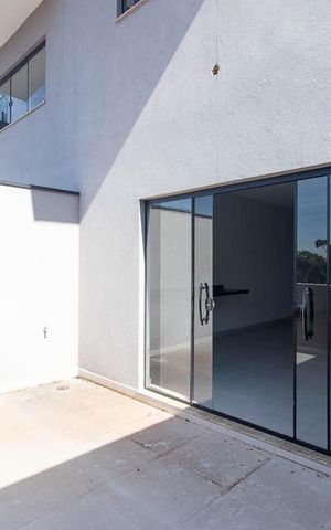 Casa à venda com 300m², 4 quartos e 4 vagas Casa à venda com 300m², 4 quartos e 4 vagasVaranda