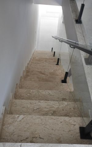 Casa à venda com 300m², 4 quartos e 4 vagasEscada