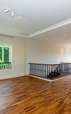 Casa à venda com 700m², 3 quartos e 6 vagas Casa à venda com 700m², 3 quartos e 6 vagasSala