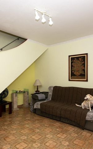 Casa à venda com 269m², 4 quartos e 3 vagas Casa à venda com 269m², 4 quartos e 3 vagasSala