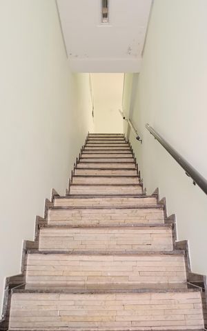 Casa à venda com 280m², 3 quartos e 6 vagasEscada
