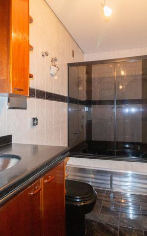 Casa à venda com 375m², 4 quartos e 1 vaga Casa à venda com 375m², 4 quartos e 1 vagaBanheiro