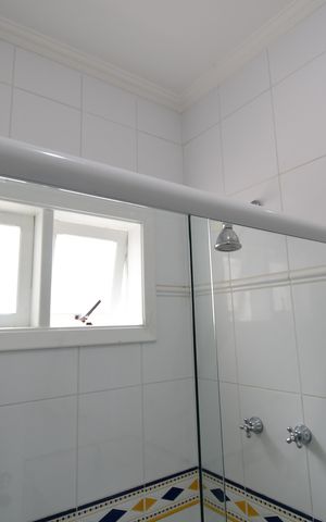 Casa de condomínio para alugar com 454m², 4 quartos e 3 vagasBanheiro
