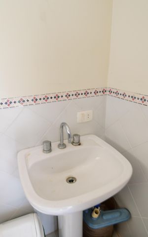 Casa de condomínio para alugar com 454m², 4 quartos e 3 vagasBanheiro de serviço
