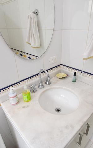 Casa de condomínio para alugar com 454m², 4 quartos e 3 vagasBanheiro