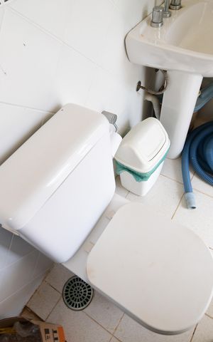 Casa de condomínio para alugar com 454m², 4 quartos e 3 vagasBanheiro de serviço