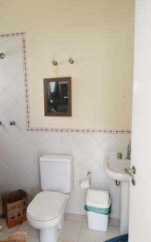 Casa de condomínio para alugar com 454m², 4 quartos e 3 vagasBanheiro de serviço