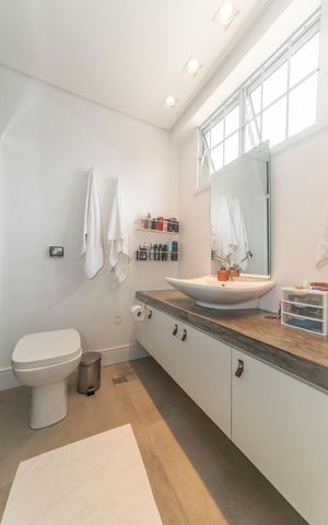 Casa à venda com 280m², 4 quartos e 2 vagasBanheiro da Suíte
