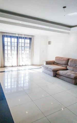 Casa para alugar com 300m², 3 quartos e 4 vagasSala