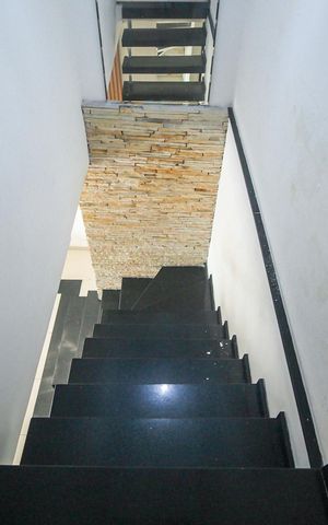 Casa para alugar com 300m², 3 quartos e 4 vagasEscada