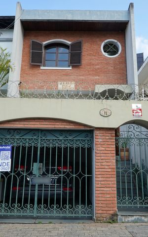 Casa à venda com 240m², 3 quartos e 3 vagasFachada