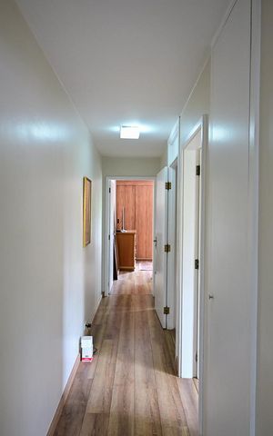 Casa de condomínio para alugar com 300m², 3 quartos e 4 vagasEscada